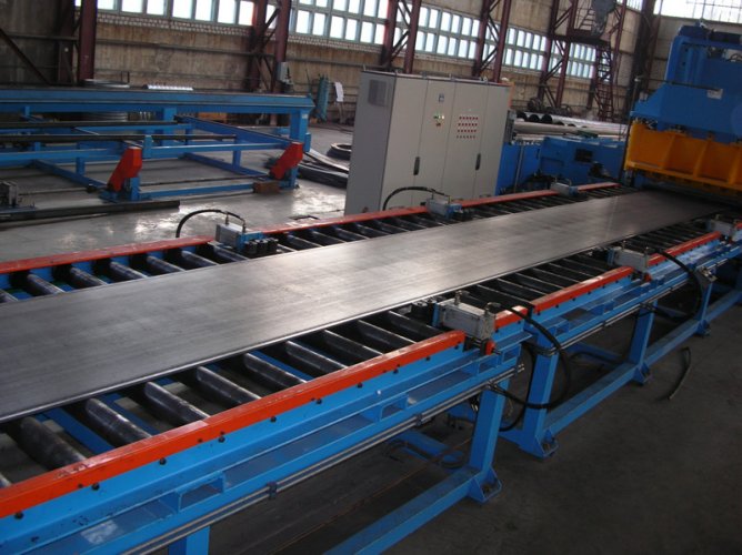 Parallelogram-sheet-on-roller-conveyor